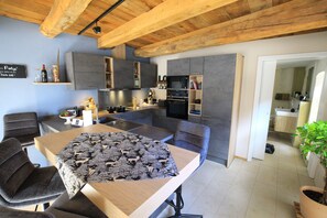 Kylskåp, mikrovågsugn, spishäll och diskmaskin