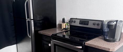 Réfrigérateur, micro-ondes, four, plaque de cuisson
