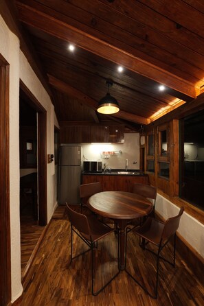 Familie cottage, 2 slaapkamers, 2 badkamers, uitzicht op bergen | Privékeuken | Een broodrooster