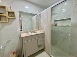 华丽套房, 外廊, 庭院景观 | 浴室 | 淋浴设施、毛巾、肥皂、洗发水