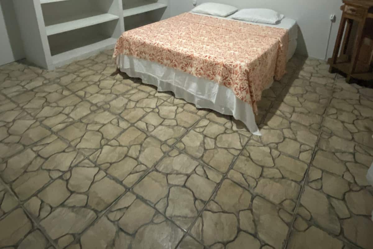 Ein Schlafzimmer mit einem Bett, einem Kleiderschrank und einem Nachttisch.