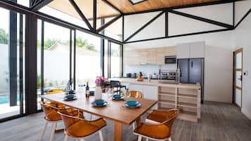 设计别墅, 3 间卧室, 私人游泳池, 泳池景观 | 起居区 | 56-英寸智能电视(配备有线频道)