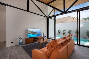 Villa de diseño, 3 habitaciones, piscina privada, vistas a la piscina | Zona de estar | Smart TV de 56 pulgadas con canales por cable