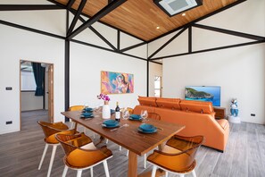 Design-Villa, 3 Schlafzimmer, eigener Pool, Poolblick | Wohnzimmer | 56-Zoll-Smart-TV mit Kabelempfang