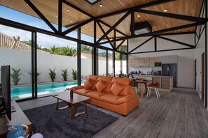 Villa de diseño, 3 habitaciones, piscina privada, vistas a la piscina | Zona de estar | Smart TV de 56 pulgadas con canales por cable