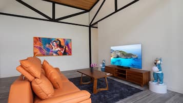 Villa – design, 3 soverom, privat basseng, bassengutsikt | Oppholdsområde | En 56-tommers smart-TV med kabel-kanaler