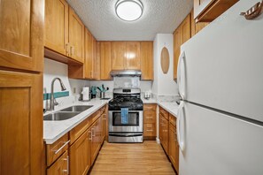 Réfrigérateur, micro-ondes, four, cafetière/bouilloire