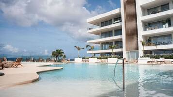 Una piscina al aire libre