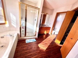 Dusche, Whirlpool, Handtücher, Seife