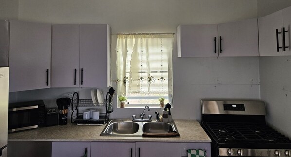 Refrigerador, microondas, horno y parrilla de estufa 