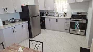 Een koelkast, een microgolfoven, een oven, een kookplaat