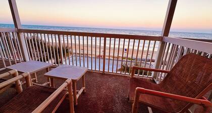 Amazing Oceanfront one Bedroom condo with spacious balcony and beautiful view.