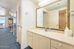 Haartrockner, Handtücher, Seife, Toilettenpapier