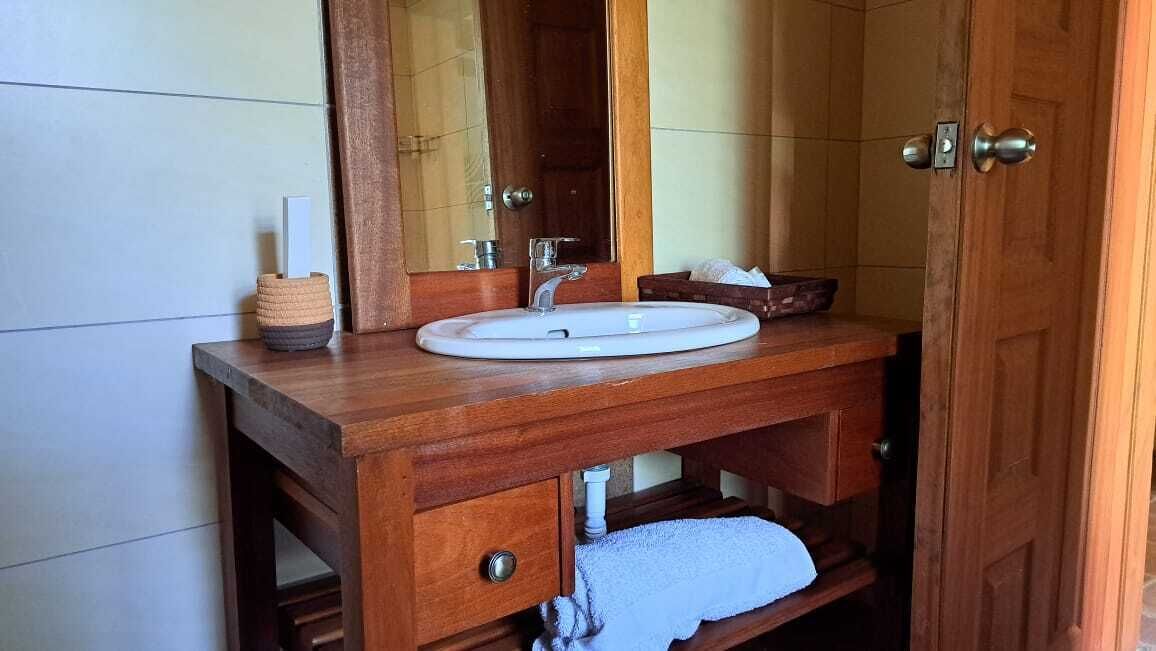 Stuga Superior - 2 sovrum - icke-rökare - städning | Badrum | Dusch, regndusch, hårtork och tofflor