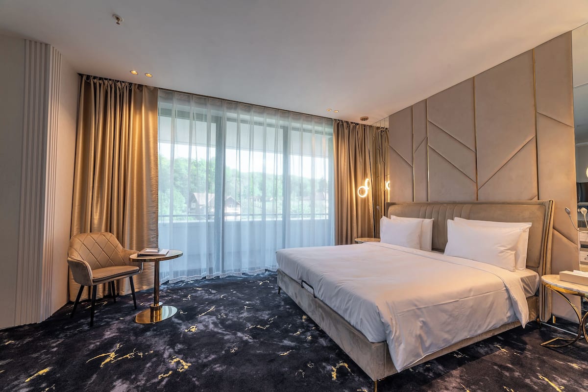 In-room safe, blackout drapes, soundproofing, WiFi (free)