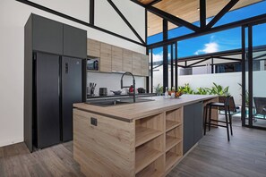 Design-villa - 3 soveværelser - privat pool - udsigt til pool | Privat køkken | Espressomaskine, elkedel