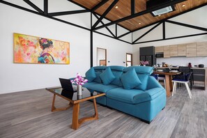 Villa Design, 3 chambres, piscine privée, vue sur la piscine | Aire de séjour | Téléviseur connecté de 56 po avec télévision par câble