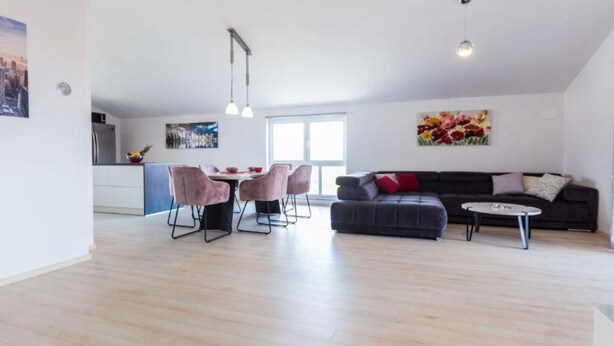 Leilighet (Three Bedroom Apartment) | Oppholdsrom
