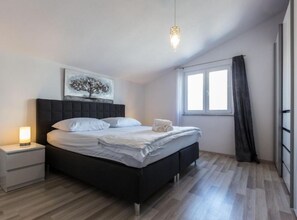 Lägenhet (Three Bedroom Apartment) | 3 sovrum och barnsängar