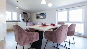 Leilighet (Three Bedroom Apartment) | Oppholdsrom