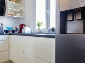 Appartement (Three Bedroom Apartment) | Cuisine privée | Réfrigérateur