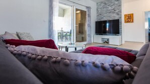 Leilighet (Three Bedroom Apartment) | Oppholdsrom