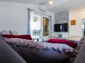 อพาร์ทเมนท์ (Three Bedroom Apartment) | ห้องนั่งเล่น | ทีวีจอแบน 32 นิ้ว พร้อมช่องเคเบิล