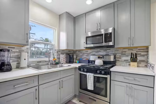 Geladeira, micro-ondas, fogão, cooktop