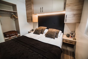 32 bedrooms - Lake Serenity Premium Mobile Homes With Thermal Riviera Tickets (Brežice)