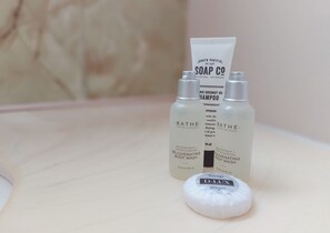 Shower, hair dryer, towels - Ground-Floor 1-Bed with Onsite Parking (Hamilton)