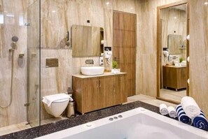 吹风机、浴袍、拖鞋、坐浴桶