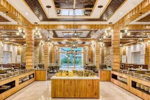 Televisión de pantalla plana, tenis de mesa y libros