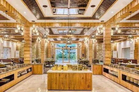 Televisión de pantalla plana, mesa de ping pong, libros