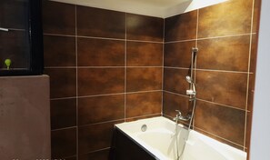 Dusche, Haartrockner, Toilettenpapier