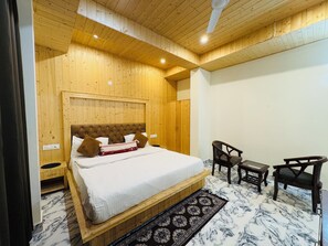 7 bedrooms, iron/ironing board, WiFi, bed sheets