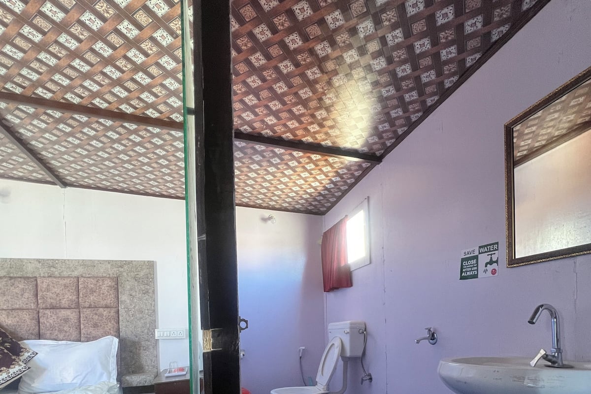 Deluxe kamer | Badkamer | Een douche, gratis toiletartikelen, handdoeken, zeep