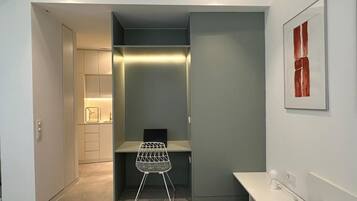1 habitación, sistema de insonorización y tabla de planchar con plancha