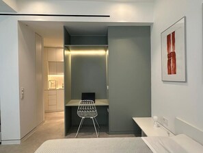 1 habitación, sistema de insonorización y tabla de planchar con plancha 