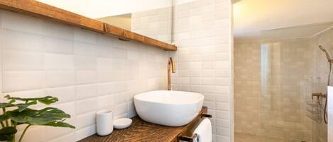 Douche, séchoir à cheveux, serviettes fournies