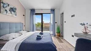 4 bedrooms, iron/ironing board, free WiFi, bed sheets