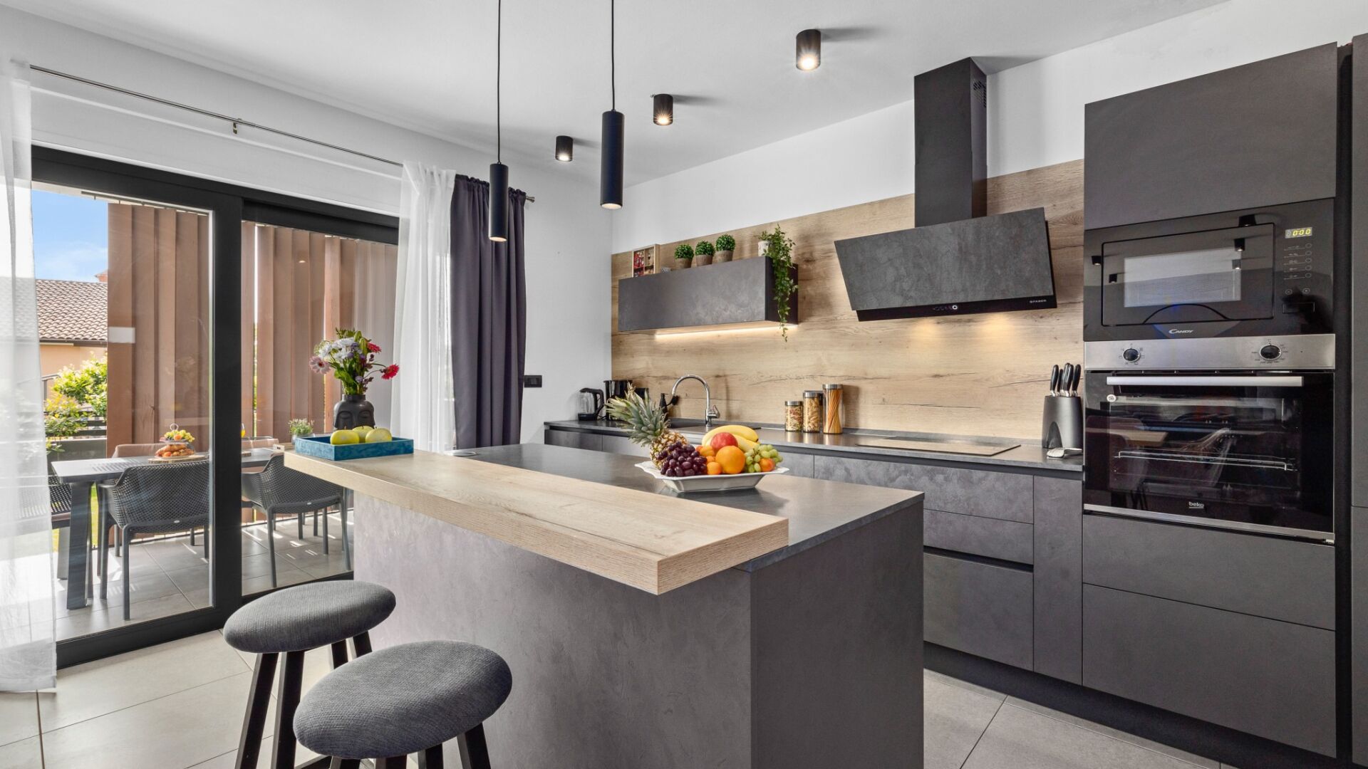 Frigorífico, microondas, horno y lavavajillas