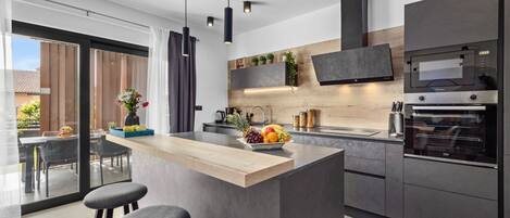 Frigorífico, microondas, horno y lavavajillas