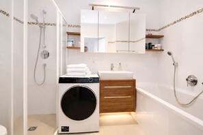 Douche, articles de toilette gratuits