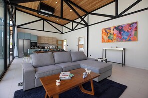 Villa Exclusive, 3 chambres, piscine privée, vue piscine | Coin séjour | TV connectée de 56 pouces avec chaînes par câble