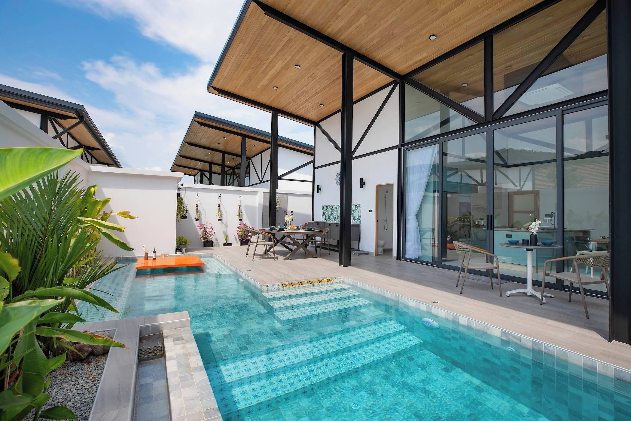 Außenpool, Liegestühle