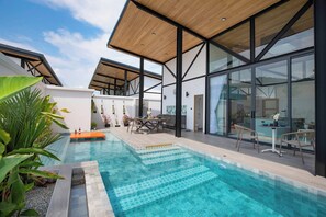 Una piscina al aire libre, tumbonas