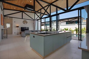 Villa exclusiva, 3 habitaciones, piscina privada, vistas a la piscina | Cocina privada | Máquina de café espresso y hervidor eléctrico