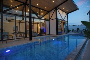 Una piscina al aire libre, tumbonas