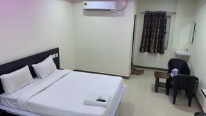 1 bedroom, desk, laptop workspace, soundproofing
