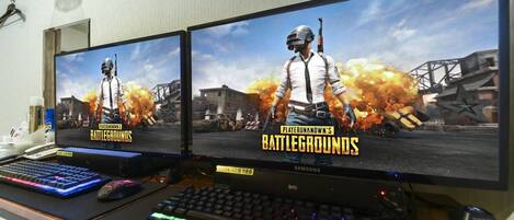 Escritorio, espacio para trabajar con laptop y wifi gratis